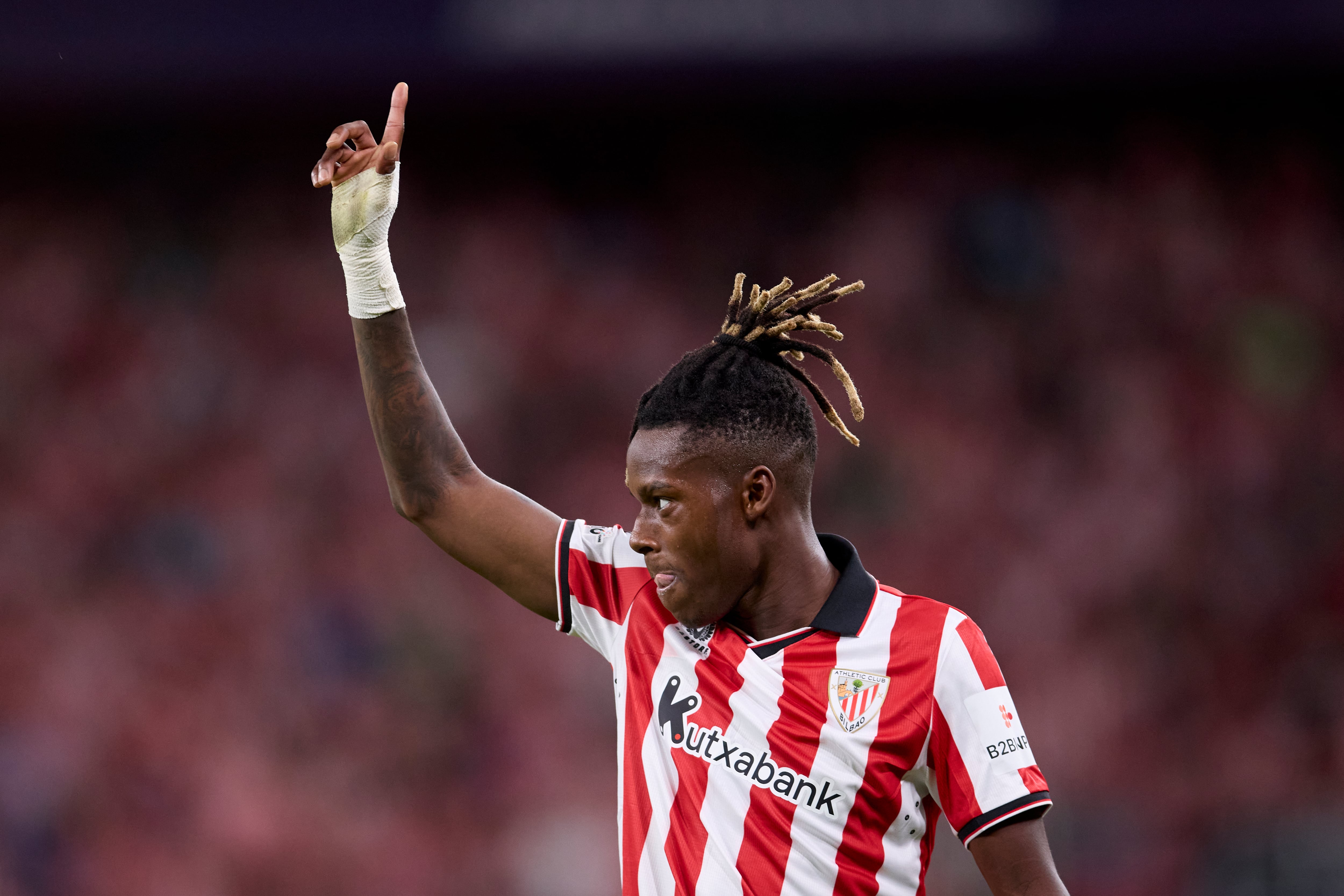 Nico Williams en una acción contra el Qarabag