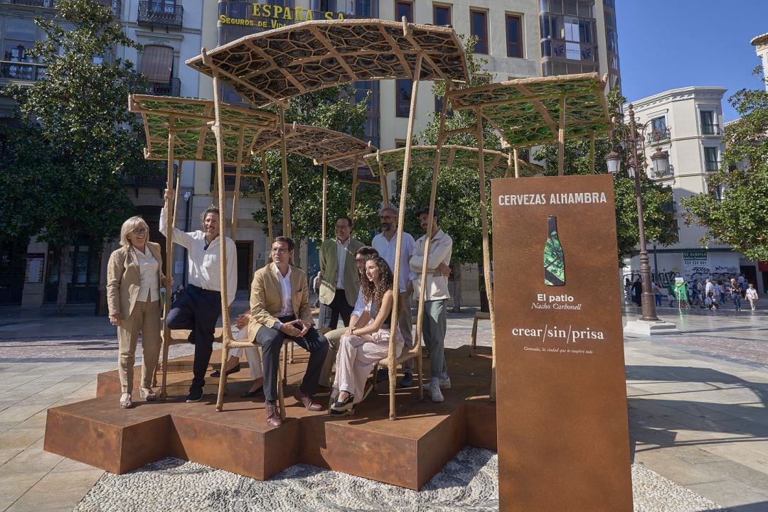 Momento de la presentaición del evento en una de las muestras artísticas situada en la Plaza del Carmen