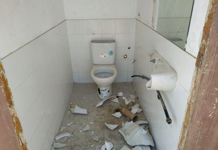 Interior de uno de los aseos destrozados.