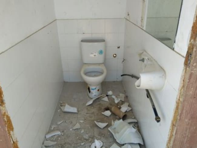 Interior de uno de los aseos destrozados.