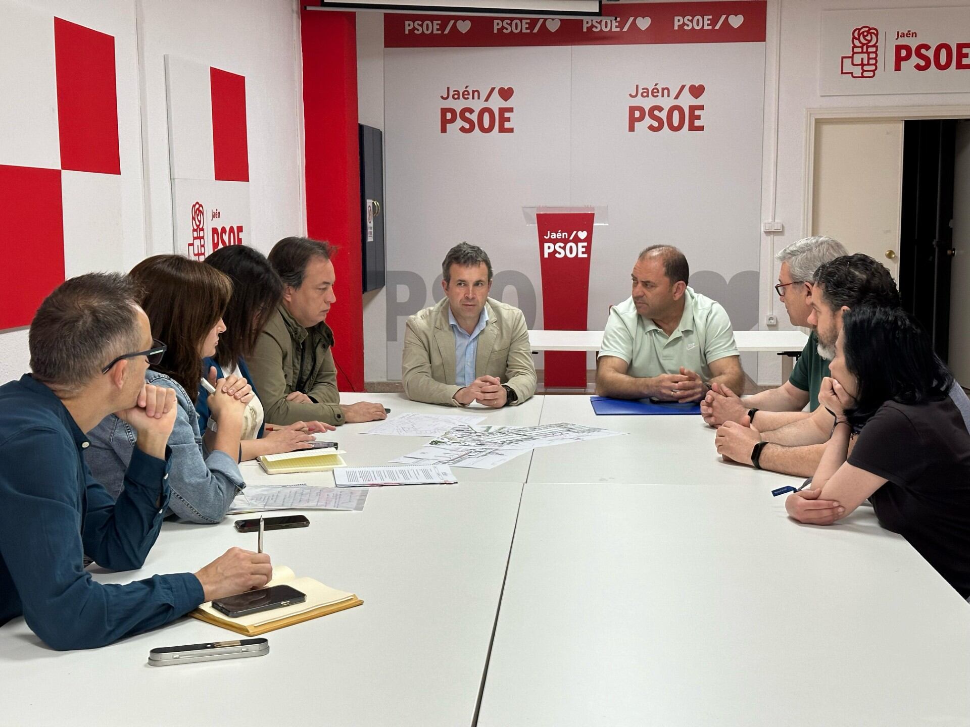 El portavoz municpal del PSOE, Julio Millán (centro) acompañado de concejales socialistas (a su derecha) durante la reunión con los vecinos que promueven &#039;El Mirador de San Andrés&#039; (a su izquierda).