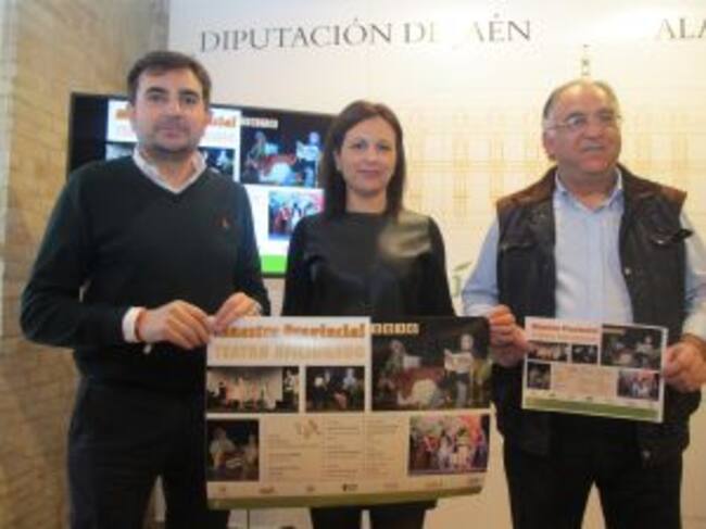 El diputado, Juan Angel Pérez, la alcaldesa de Lopera, Isabel Uceda y Francisco Cerezo, del grupo 'Mi teatro' de Marmolejo, presentan el cartel de la muestra