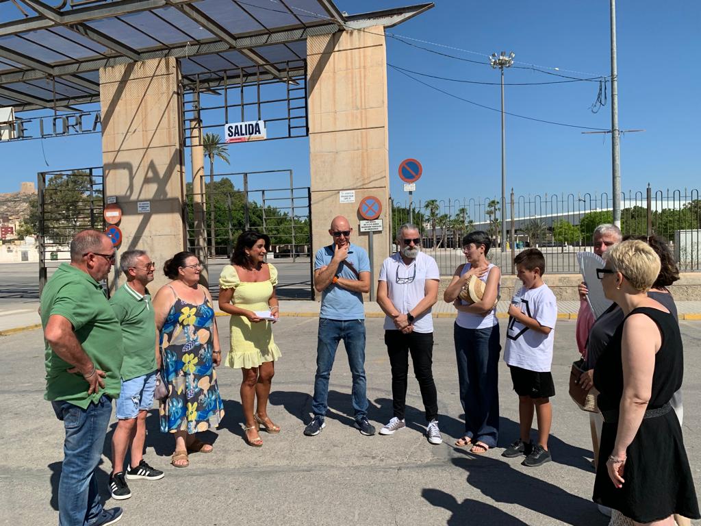 La concejala de Plazas y Mercados, María Teresa Martínez junto a varios comerciantes