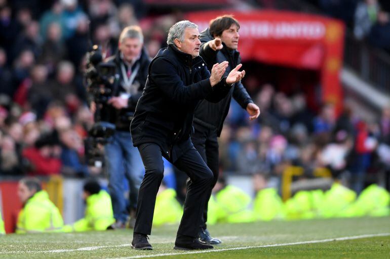 Mourinho y Conte dan indicaciones a sus equipos
