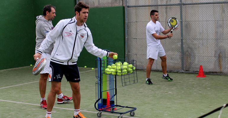 Alumnos de la UJA durante un curso de padel.