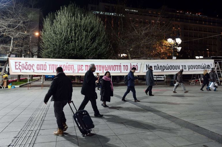 Pancarta que dice &quot;Salir de la crisis con el protagonisto de la gente&quot; colocada en la plaza Syntagma de Atenas.