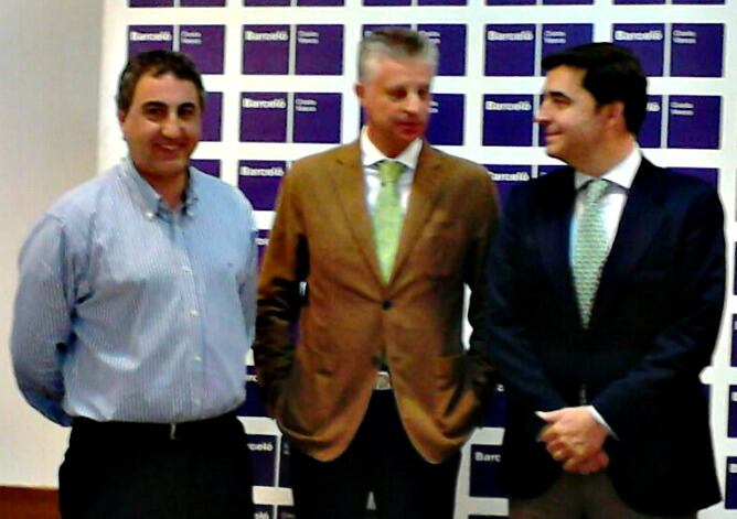 El gerente del GBC, German Cea, y el presidente del club, Álvaro Bilbao, posan con un directivo antes del desayuno con los medios de comunicación.