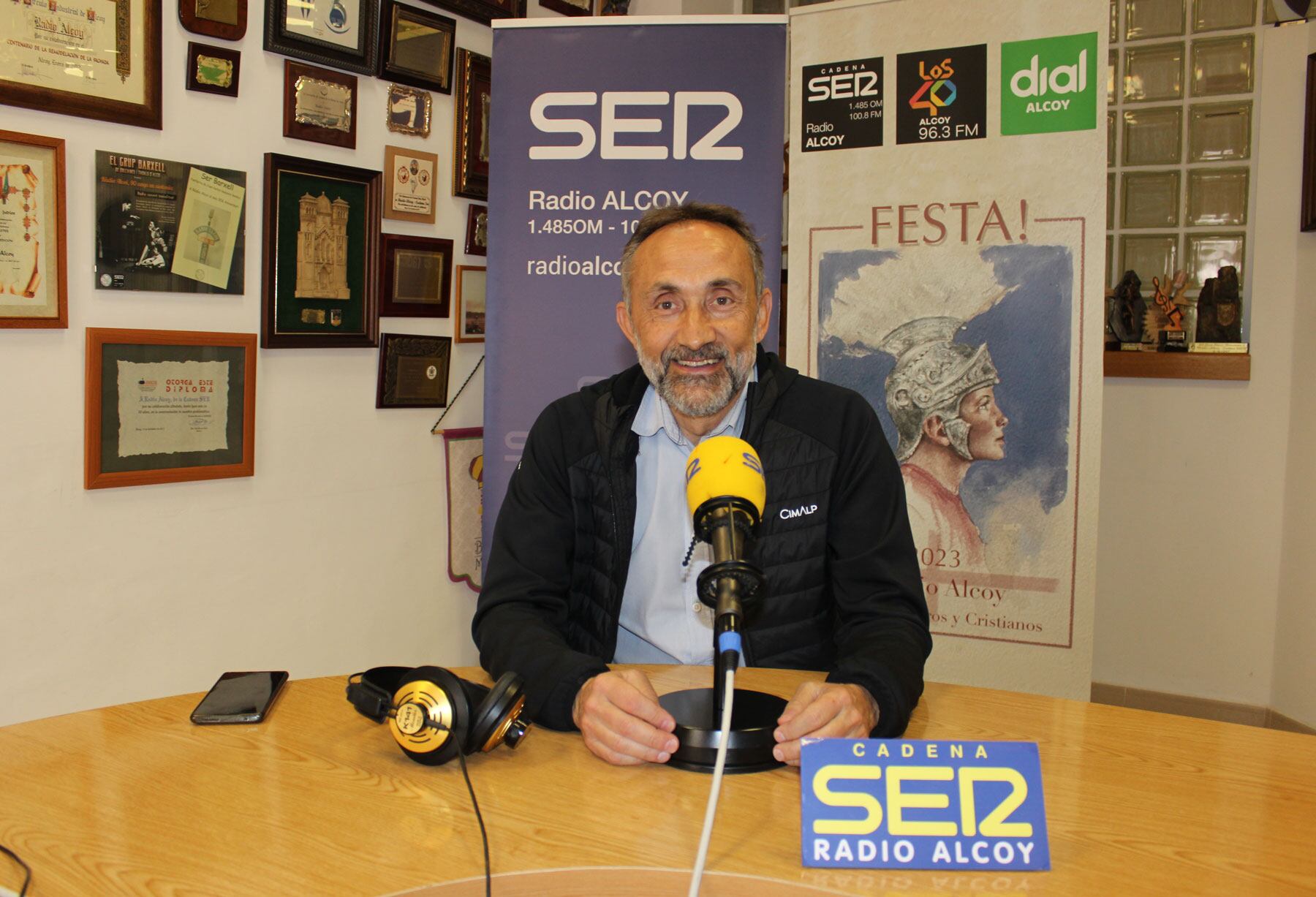 Paco Fuster, en l&#039;estudi central de Radio Alcoy