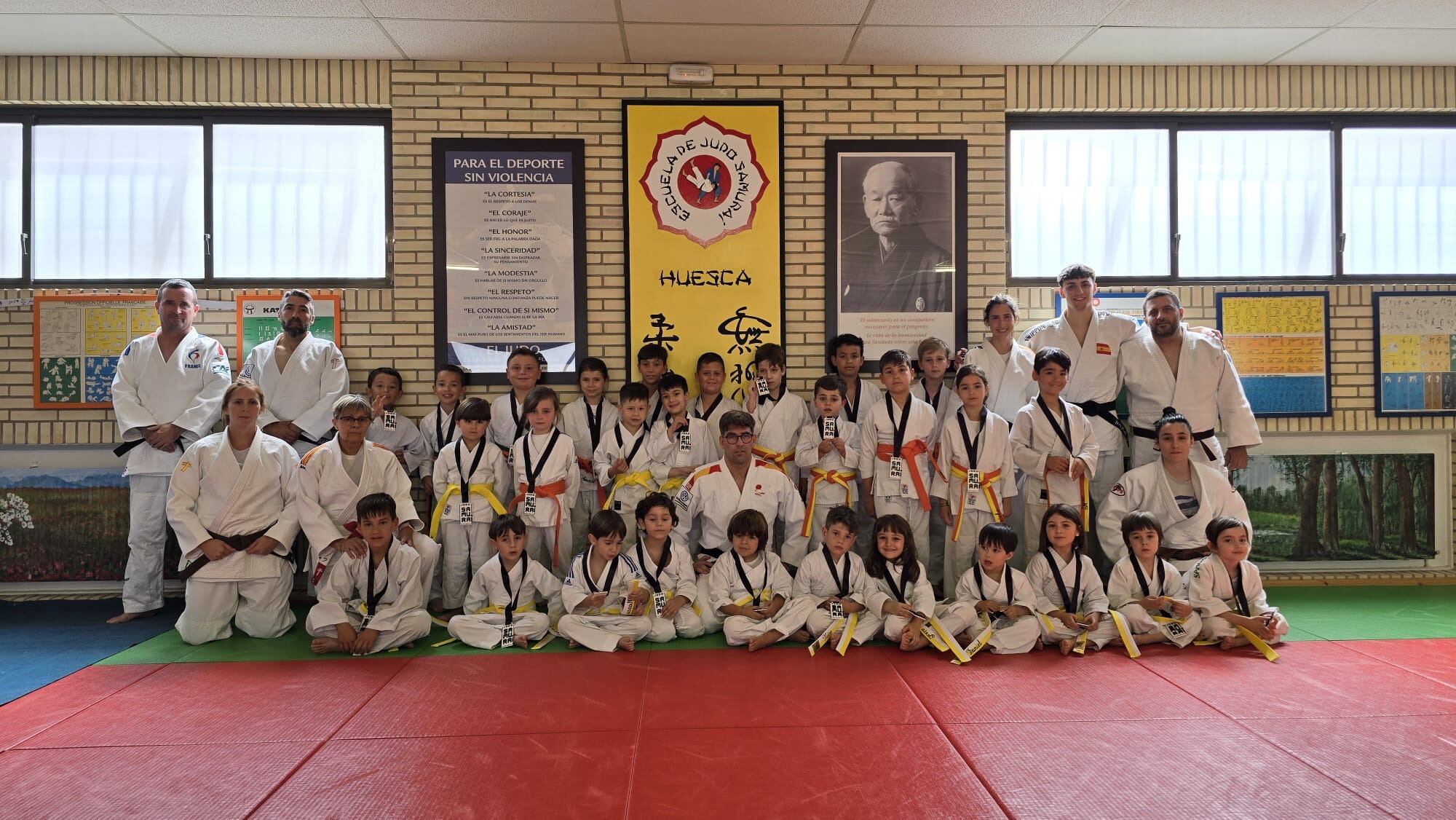 Participantes más pequeños en la exhibición de la Escuela Samurai