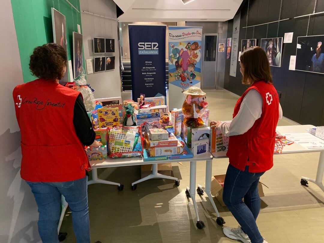 Cap Nen Sense Joguina a Girona recull un centenar de joguines i 1000 euros per la Creu Roja Joventut