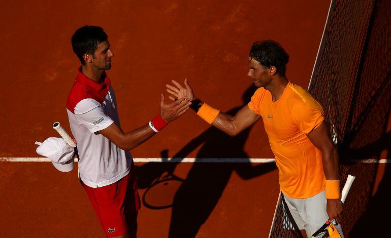 Nadal y Djokovic se saludan durante su último duelo en Roma 2018