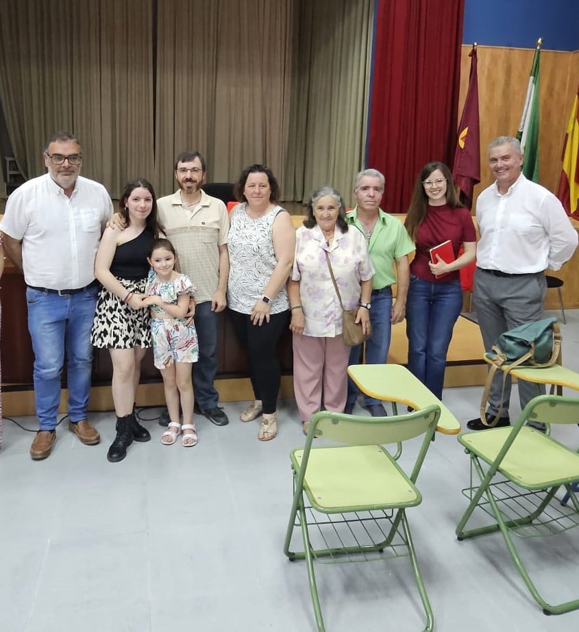 Foto de familia, con Diana Galiano, profesora, representantes del centro  de la fundación Coca Cola y familiares