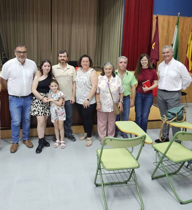 Foto de familia, con Diana Galiano, profesora, representantes del centro de la fundación Coca Cola y familiares