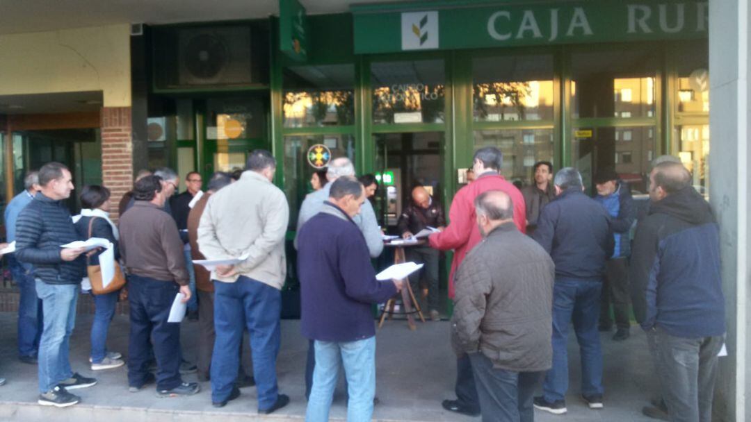 Quienes acudieron a la convocatoria de asamblea general de la Comunidad de Regantes del Canal de Aranda no pudieron acceder al local y celebraron la reunión en la calle