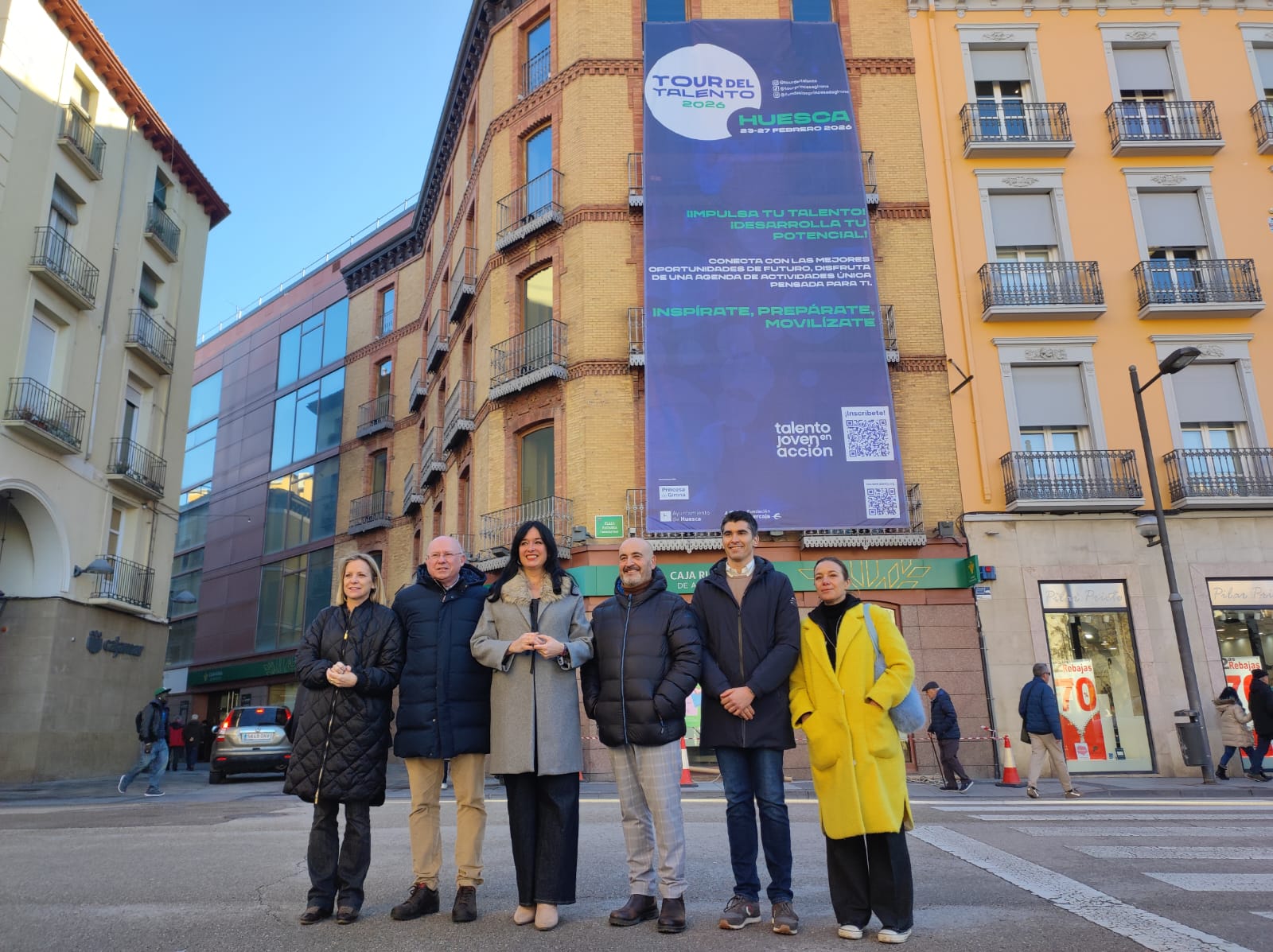 Despliegue de la lona este viernes en la plaza de Navarra con la presencia de los representantes municipales.