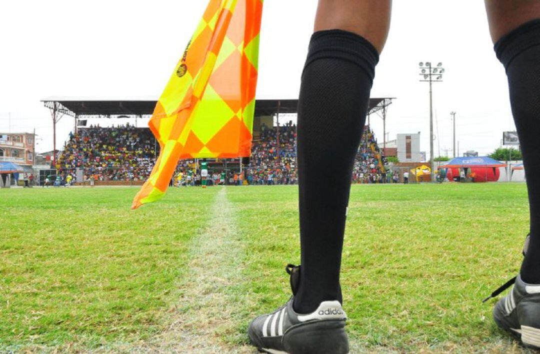 Arbitro asistente en campo de fútbol 