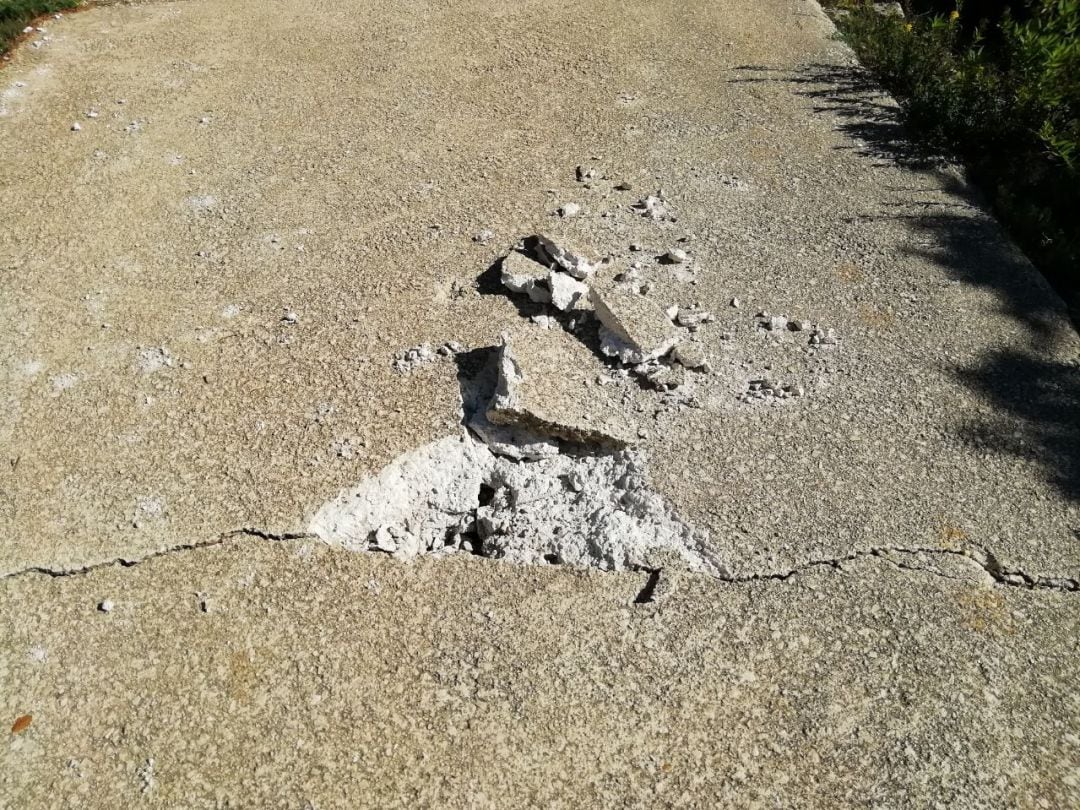 Uno de los agujeros en la pista forestal del Monduver. 