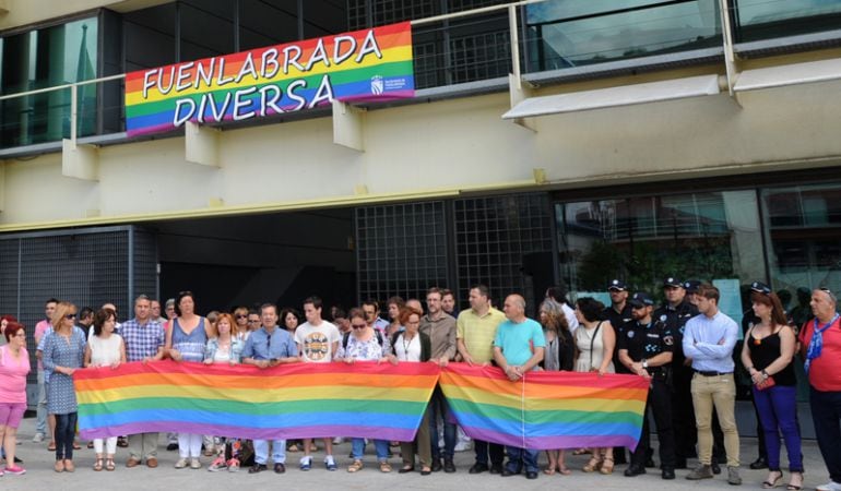 Fuenlabrada guarda un minuto de silencio por los atentados de Orlando.