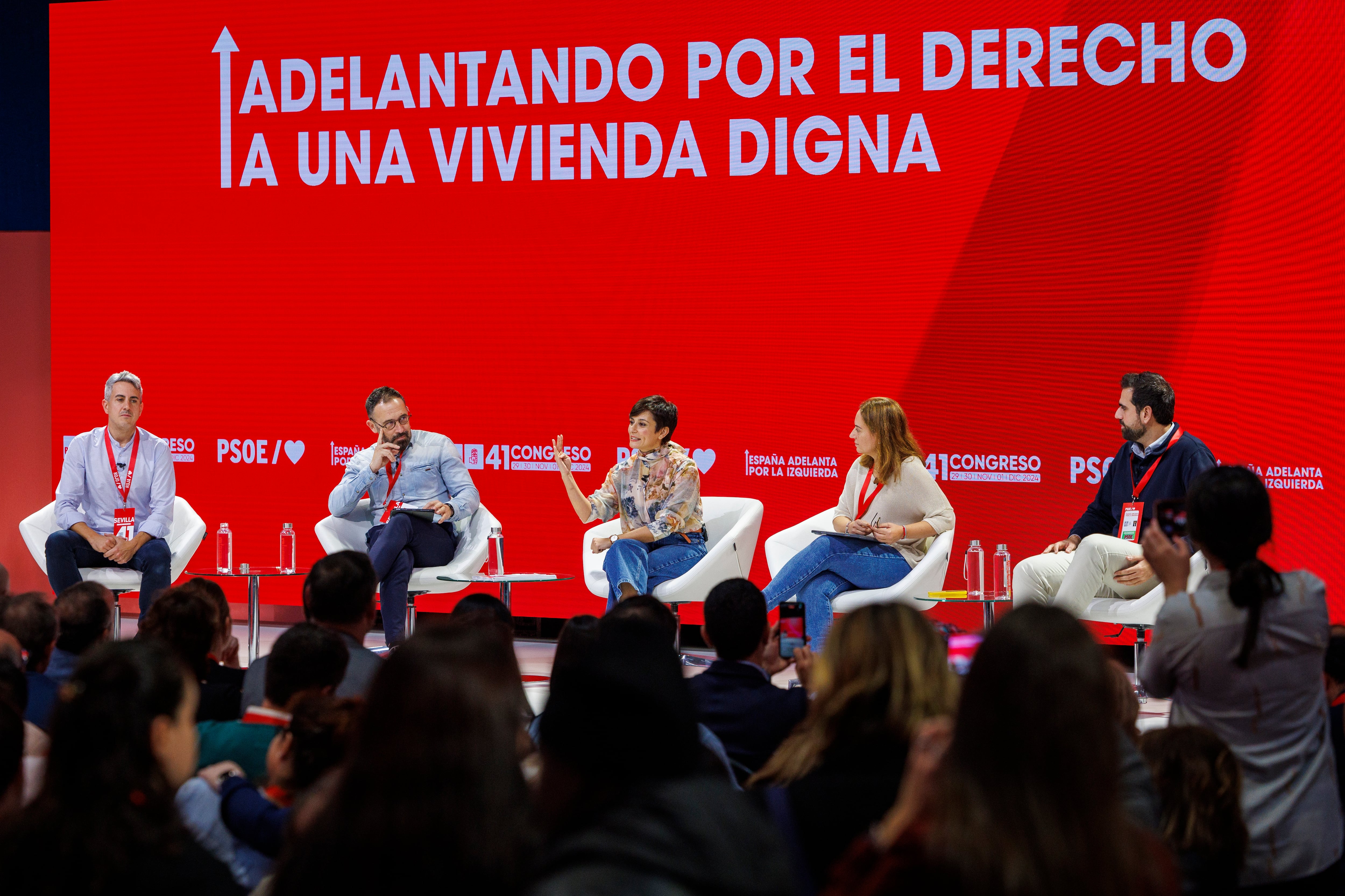 La ministra de Vivienda y Agenda Urbana, Isabel Rodríguez (c), durante su participación en una mesa redonda sobre &#039;El derecho a una vivienda digna&#039;, en el 41 Congreso Federal del PSOE este viernes en Sevilla.