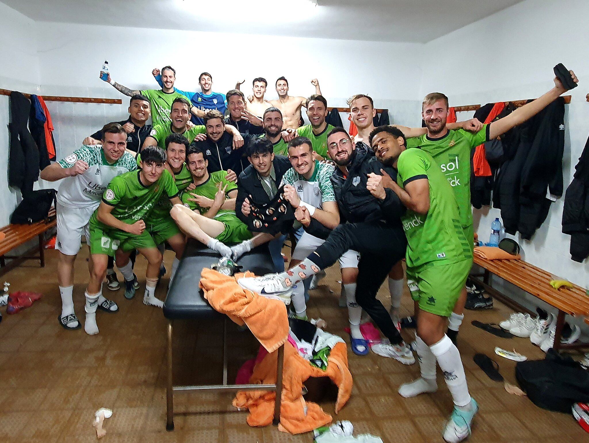 L'Atzeneta UE celebra la victòria 0-3 davant del Patacona // Foto: Atzeneta UE