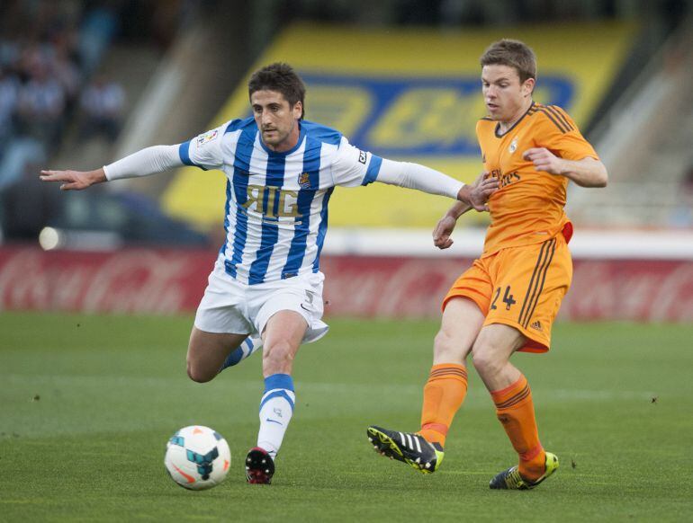 Markel Bergara trata de zafarse de su ex compañero Illarramendi en el partido ante el Real Madrid