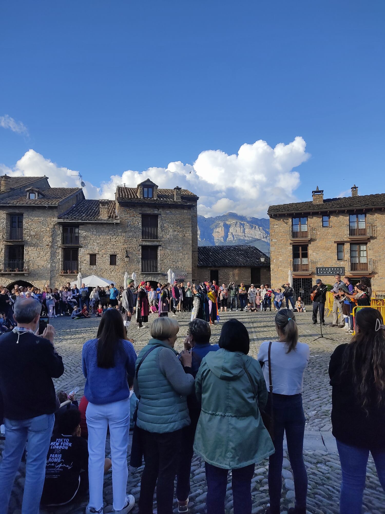 Bailes del Biello Sobrarbe en la celebración de la romería de Los Palacios. Foto: Ayuntamiento de Aínsa