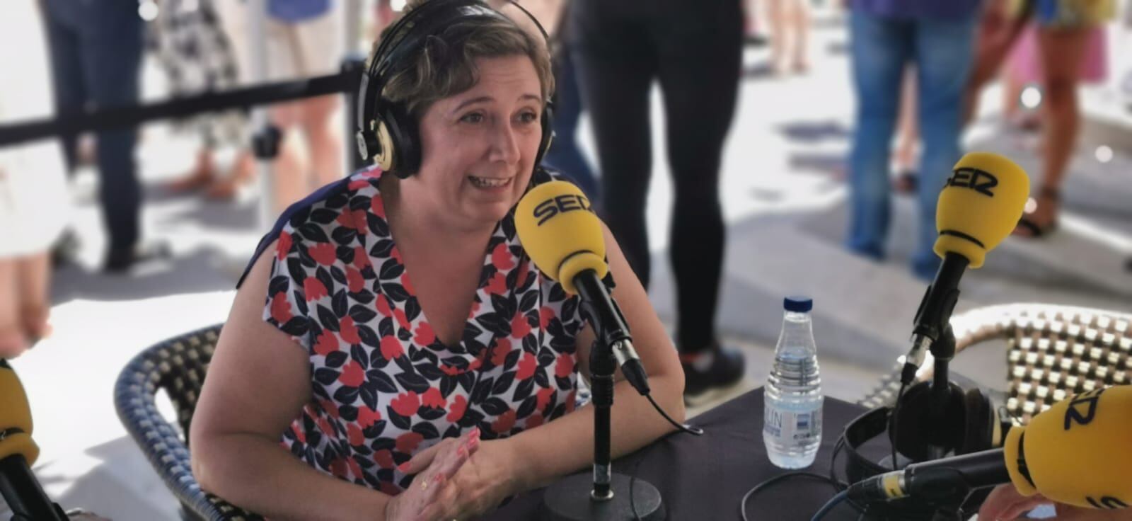 Raquel Tamarit, consellera de Educación de la Generalitat Valenciana en el set de Radio Alicante en la plaza de Los Luceros durante las Hogueras 2022