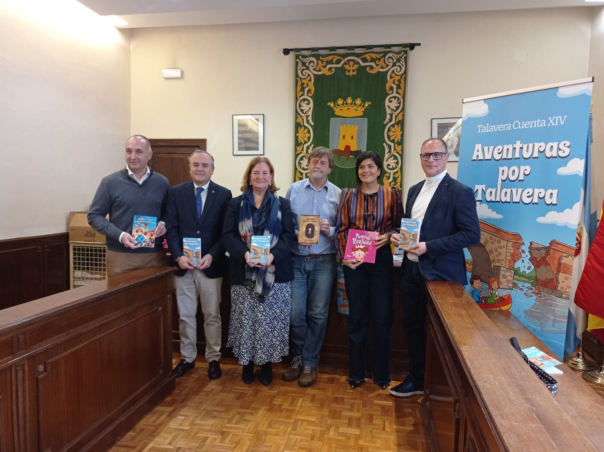 Autores locales posan con el alcalde, José Julián Gregorio, y la concejala de Educación, Pepa Blázquez