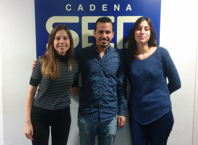 Wasim junto a las dos autoras del documental, &#039;La cárcel bonita&#039;, Vanesa Pla y Carmen Sánchez.