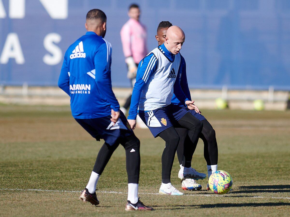 Mollejo, en el entrenamiento de este viernes en la Ciudad Deportiva, podría volver a ser el compañero de Giuliano Simeone en la delantera