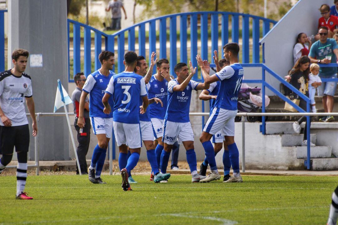 Jugadores del Xerez DFC celebrando uno de los goles ante el Gerena