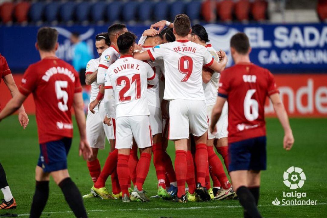 Los jugadores del Sevilla celebran uno de sus goles para ganar en el Sadar