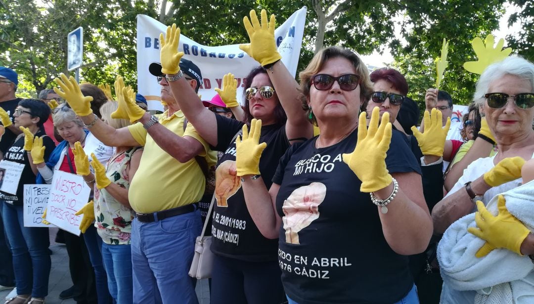 Denunciantes del robo de bebés frente a la Audiencia durante el juicio