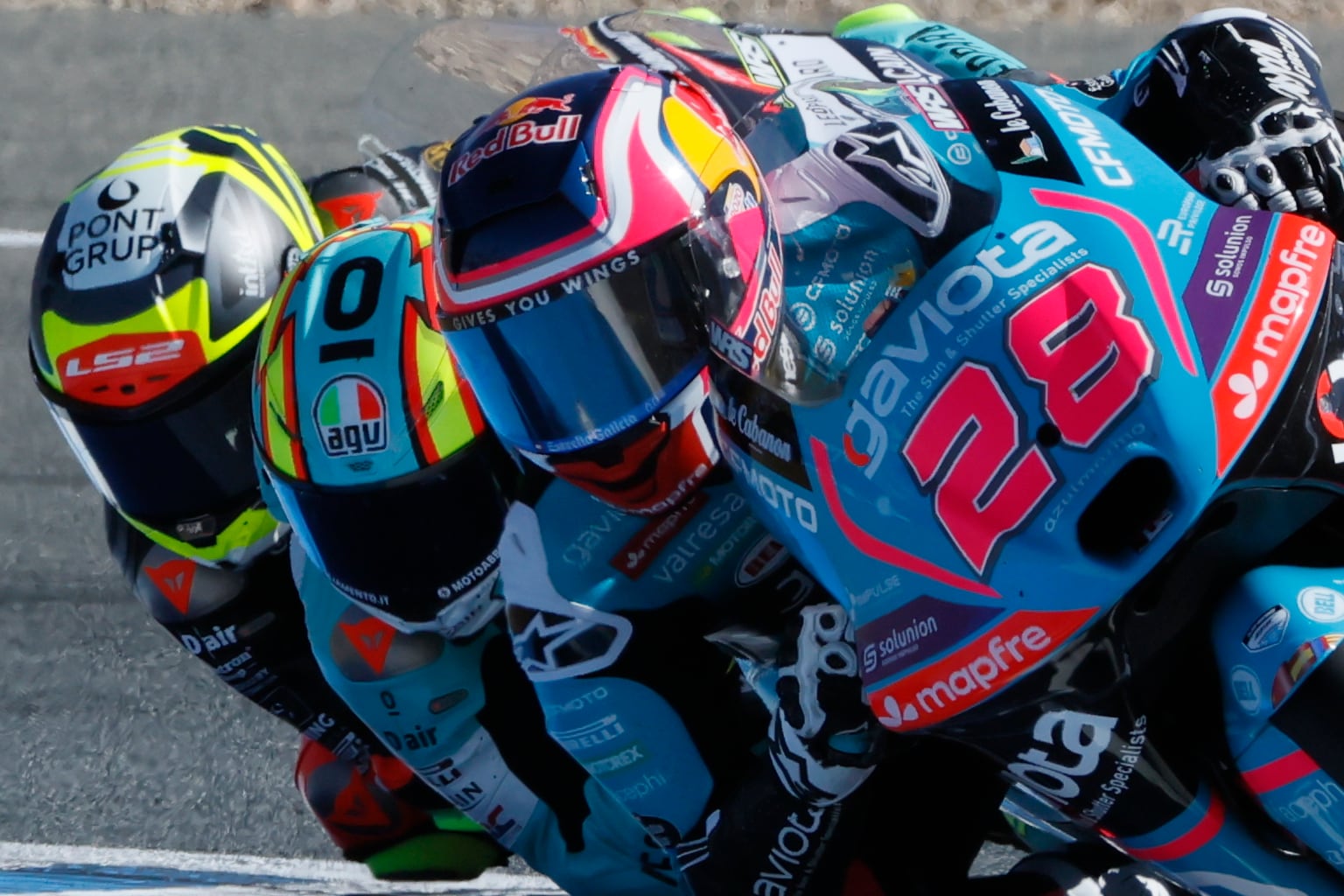 Los pilotos españoles de Moto3 Máximo Quiles (d), CFMOTO Valresa Aspar Team; Adrián Fernández (c), Leopard Racing (Honda), y David Muñoz (i), Liqui Moly Dynavolt Intact GP, compiten, este domingo, en el Gran Premio de España de Motociclismo de 2026 celebrado en el circuito de Jerez-Angel Nieto en Jerez de la Frontera. EFE/José Manuel Vidal
