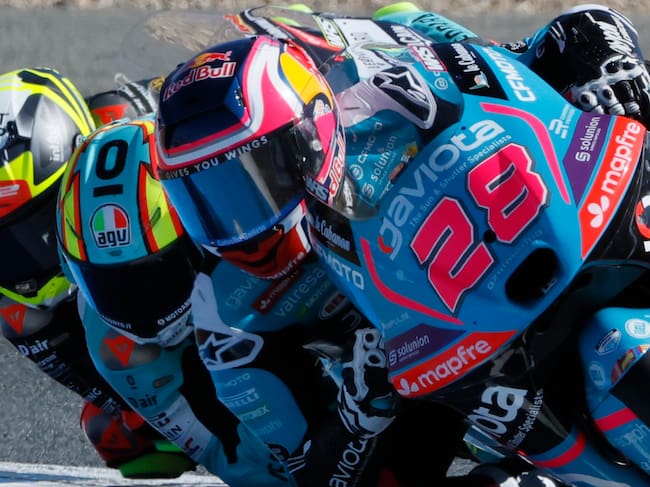Los pilotos españoles de Moto3 Máximo Quiles (d), CFMOTO Valresa Aspar Team; Adrián Fernández (c), Leopard Racing (Honda), y David Muñoz (i), Liqui Moly Dynavolt Intact GP, compiten, este domingo, en el Gran Premio de España de Motociclismo de 2026 celebrado en el circuito de Jerez-Angel Nieto en Jerez de la Frontera. EFE/José Manuel Vidal