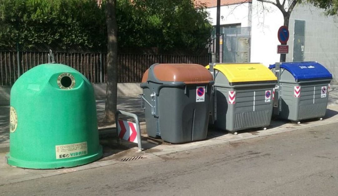 Isla de contenedores de residuos en València