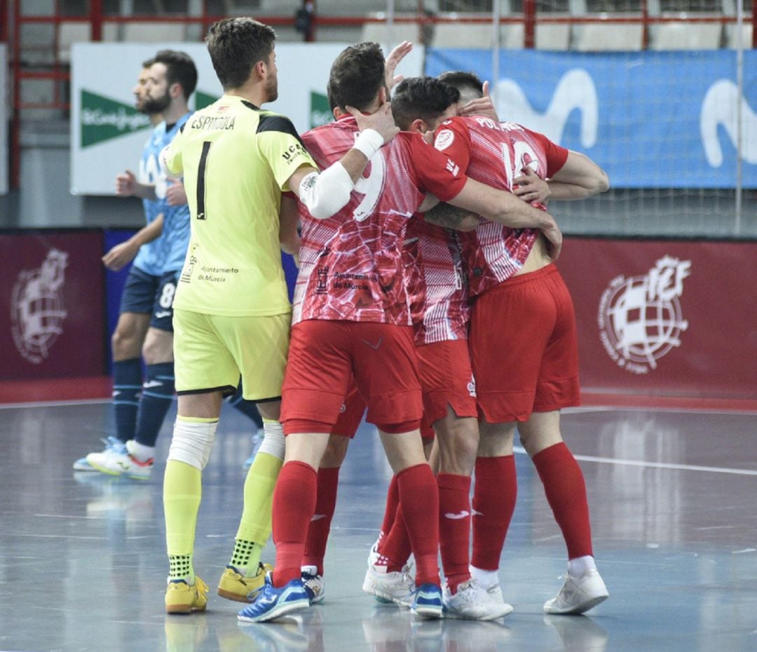 Plantilla de ElPozo Murcia abrazándose tras ganar a Inter