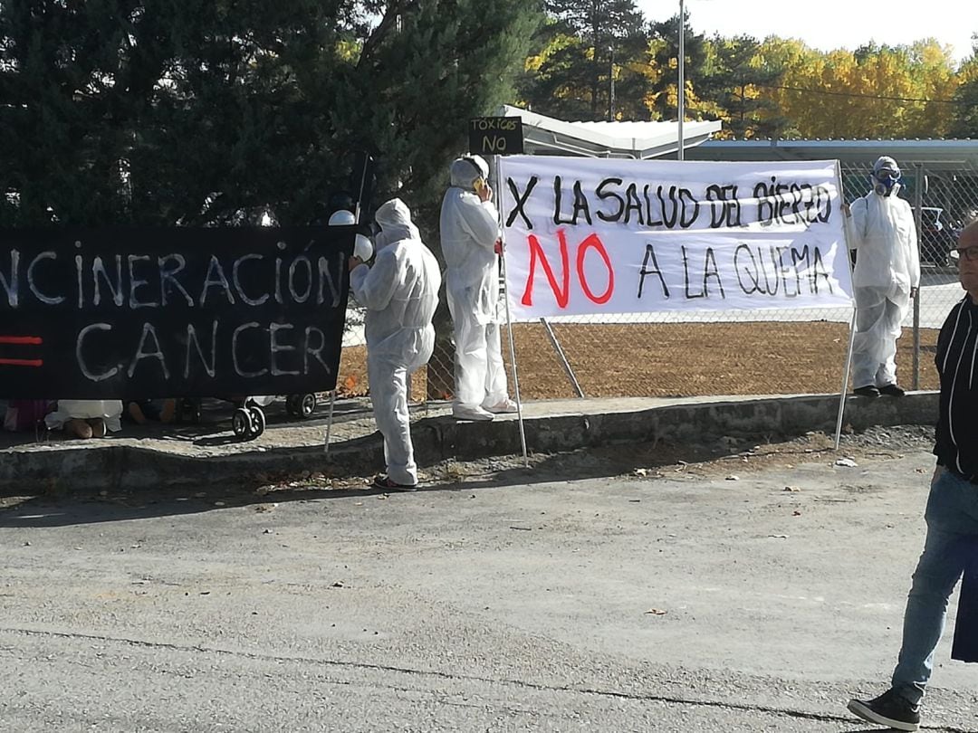 Los activistas, disconformes con la actividad con de la cementera (Archivo)