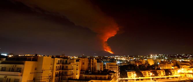 El volcán Etna vuelve a verter lava sobre la isla italiana de Sicilia