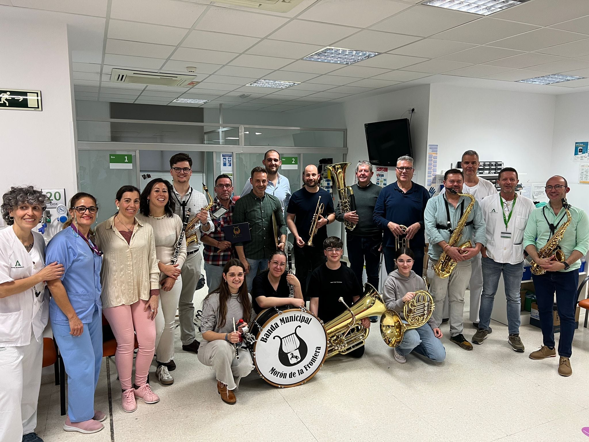 Miembros de la Banda Municipal de Música de Morón y de la Escuela de música de Arahal, llevan su música al Hospital de Valme para aliviar a enfermos de  cáncer.