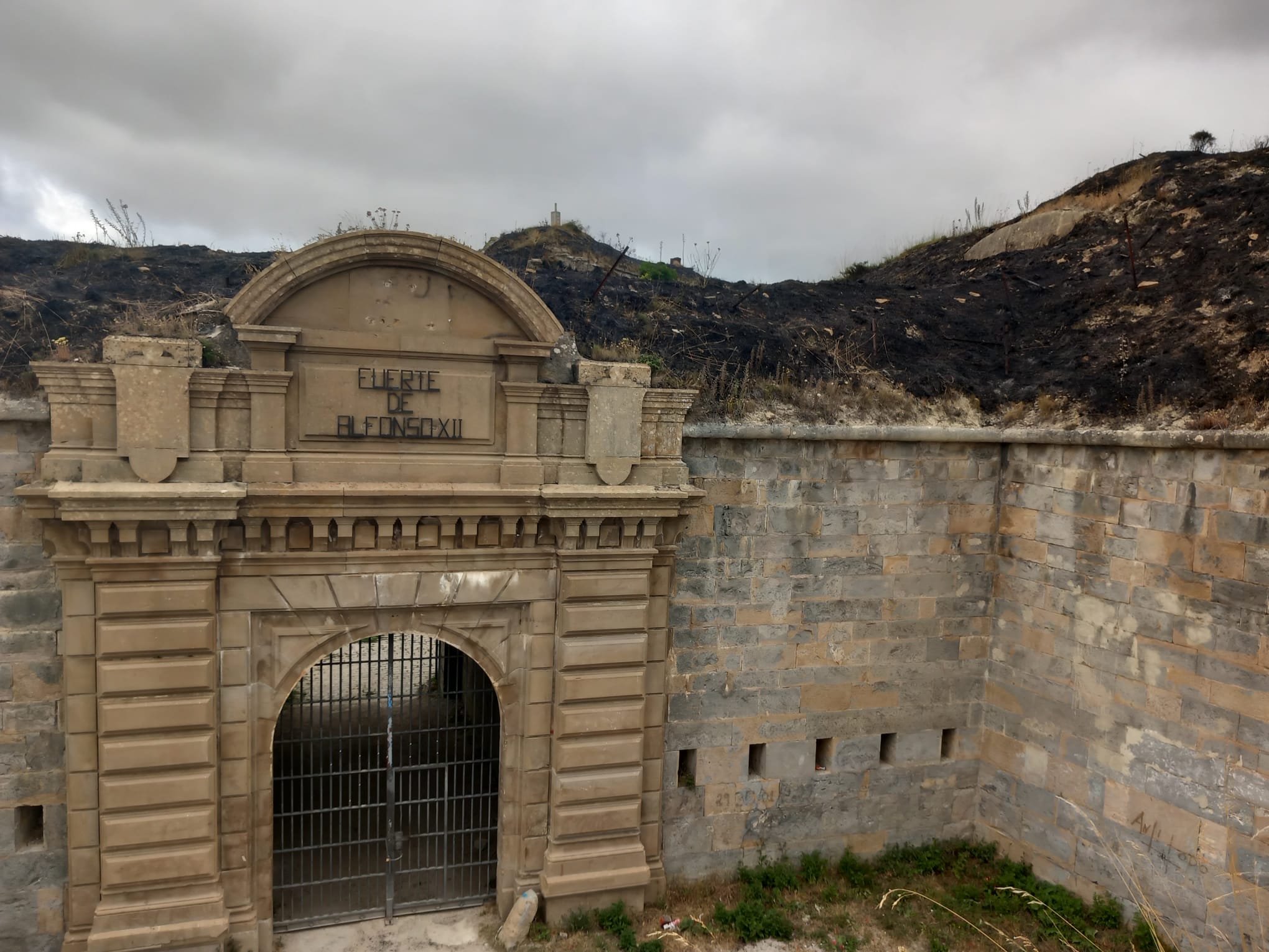 La vegetación en el interior del fuerte de Alfonso XII, en el monte Ezkaba, se ha quemado en la madrugada de este domingo, por un incendio que, se baraja, podría ser provocado.