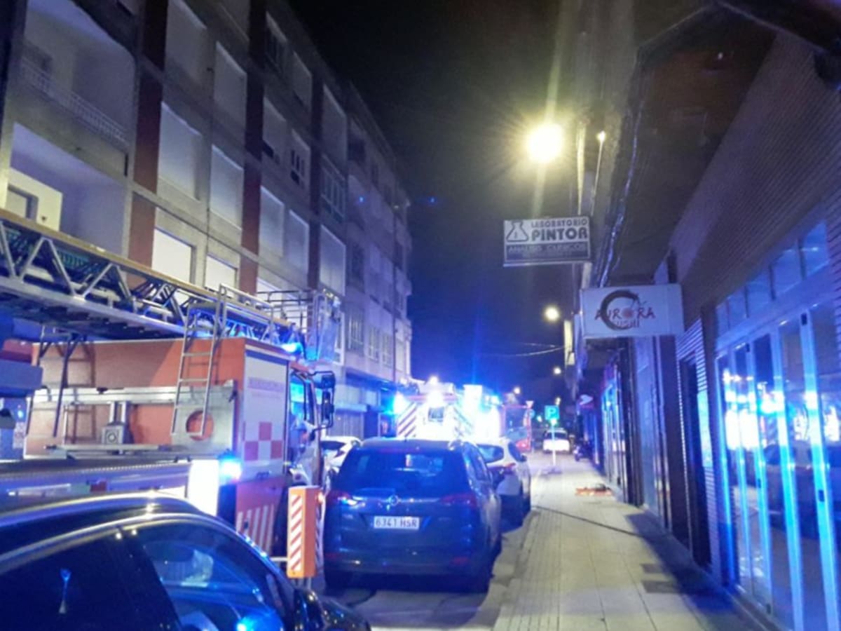 Rescatada una mujer por la fachada de un edificio en Vilagarcía debido un incendio