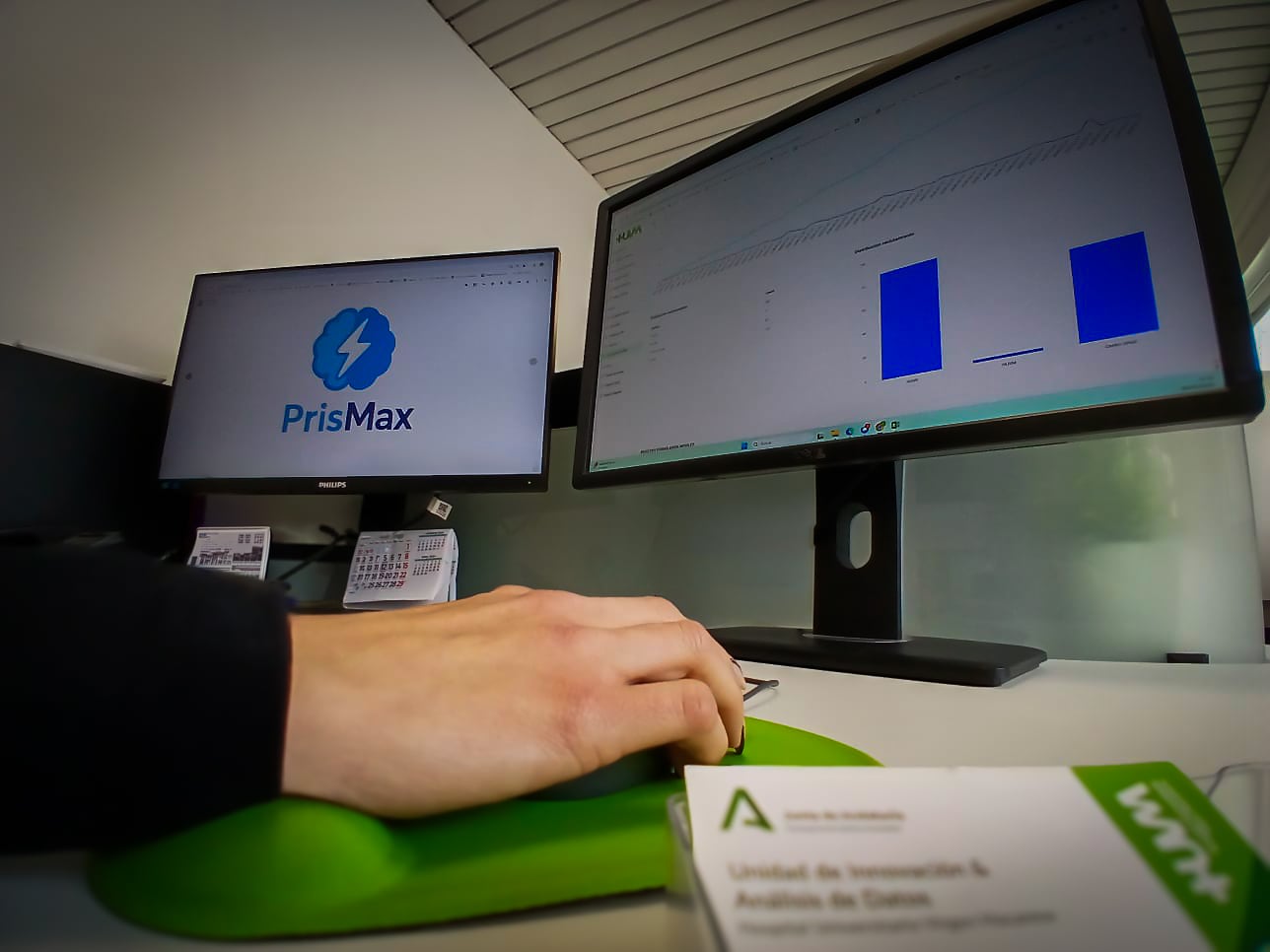 Profesional de la Unidad de Innovación y Análisis de Datos del Hospital Virgen Macarena analizando información de la app