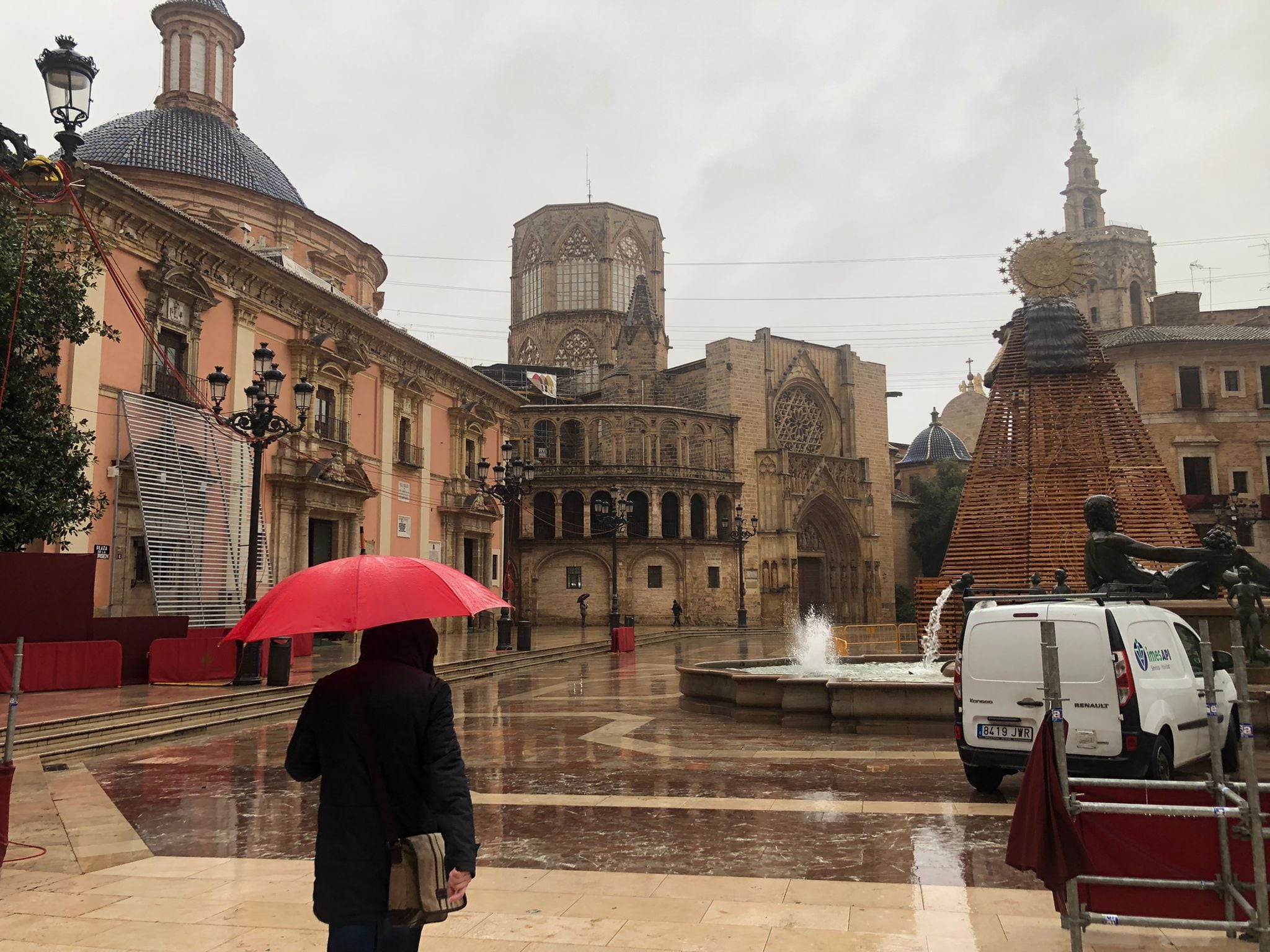 Aspecto que presentaba la plaza de la Virgen de València a primera hora de este jueves