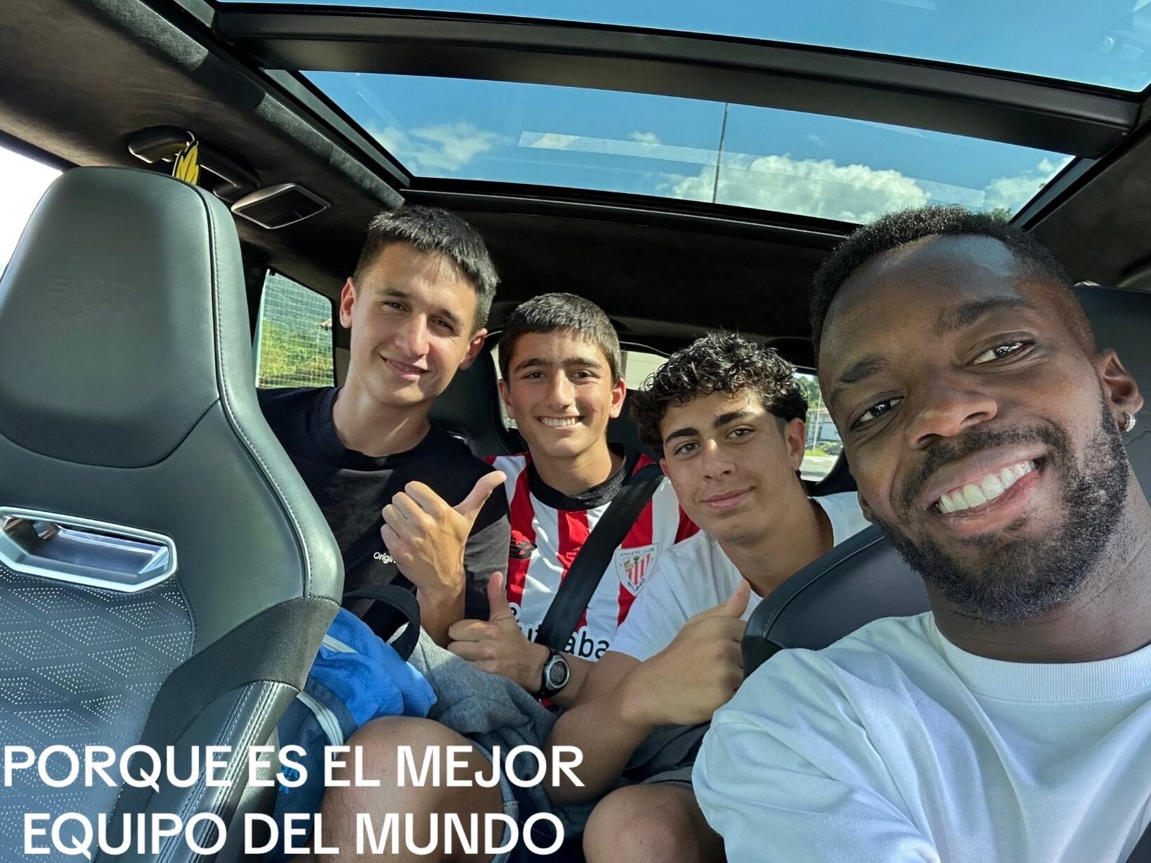 Iñaki Williams acercando a tres seguidores del Athletic Club a casa desde Lezama