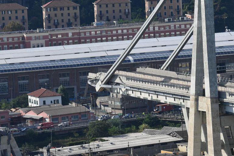 Detalle de la sección derrumbada del puente derrumbado en Génova (Italia) 