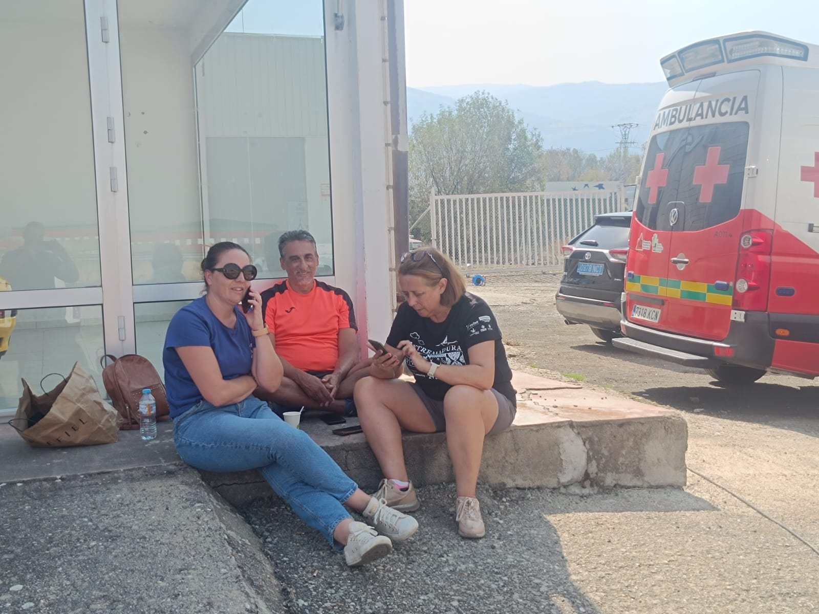 El gabinete de crisis del consistorio de Villar de Plasencia con su alcaldesa a la derecha en el PMA de La Granja