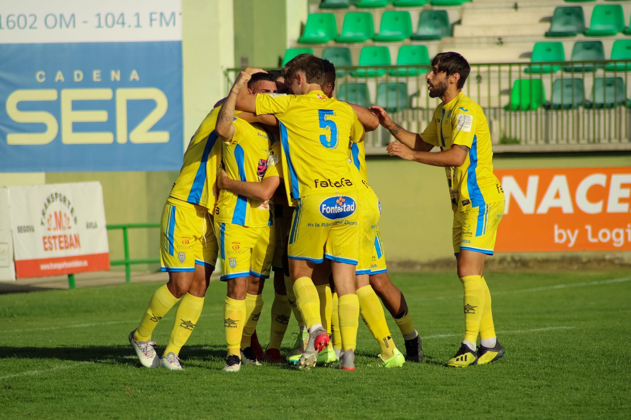 La escuadra ribereña celebra el tercer tanto, obra de Átomo.