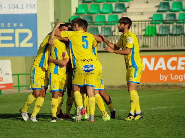 La escuadra ribereña celebra el tercer tanto, obra de Átomo.