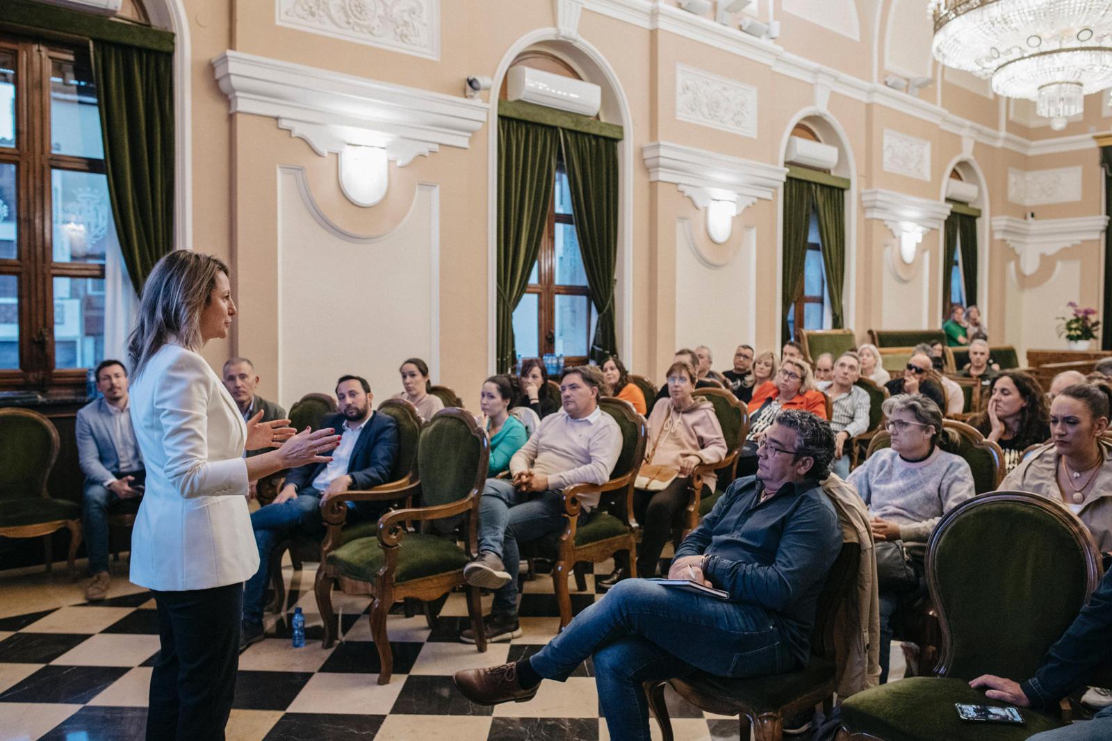 Carrasco presenta el proyecto del nuevo Mercado Central a los vendedores para dar inicio a su reforma